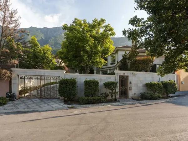 Casa Venta en Villa del Pedregal, San Pedro Garza García - Espaciosa y Bien Ubicada