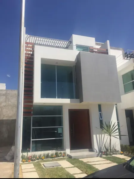 Venta de casa de 3 niveles en fraccionamiento valle del sol