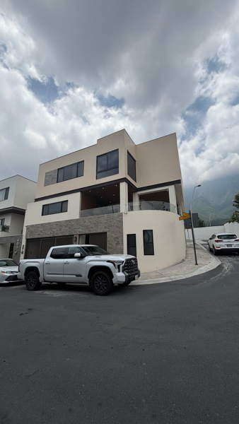 Casa en Venta en Puerta de Hierro, Sector Linces, en Mty. N.l