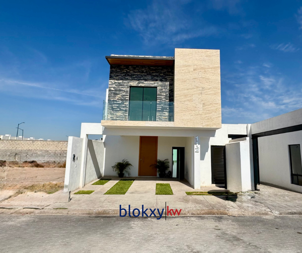 Casa Nueva en Torreón con Recámara en Planta Baja y Cochera para 2 Autos