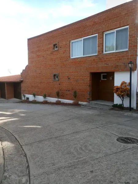Casa en condominio horizontal con calles enjardinadas