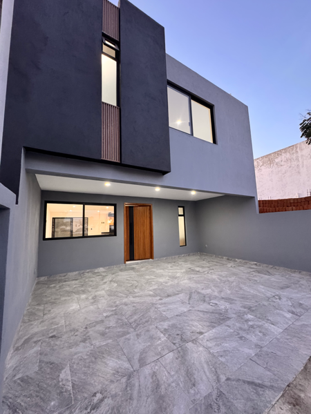 CASA EN MAYORCA, FRENTE ÁREA VERDE! 3 Recámaras con baño en VENTA!! Cita al 477 701 01 01