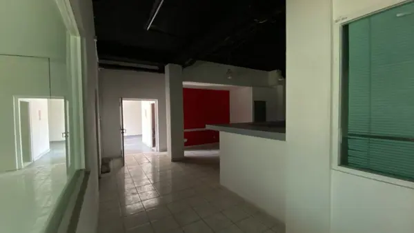 SE RENTA OFICINA EN AVENIDA DE LOS 100 METROS