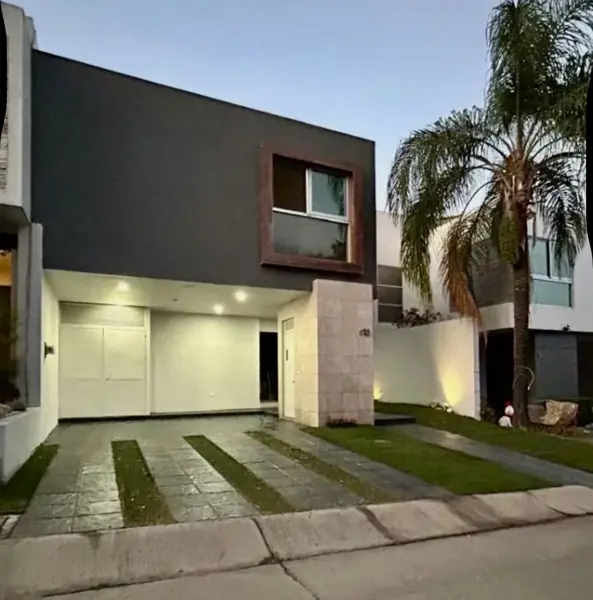 CASA AMPLIA EN EL COTO PUERTA DEL VALLE, ZAPOPAN.