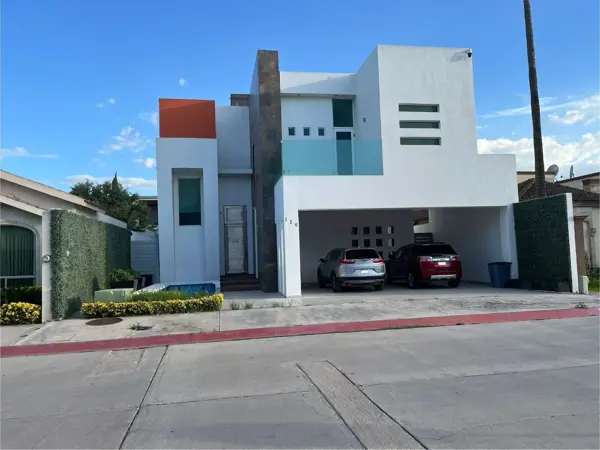 Casa en Venta en Fraccionamiento Privado, Jardines de Versalles, Saltillo
