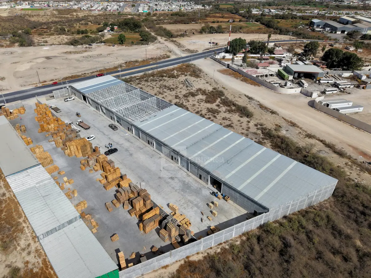 Bodega en renta en Parajes de los Pinos, Ramos Arizpe — foto 1 de 24