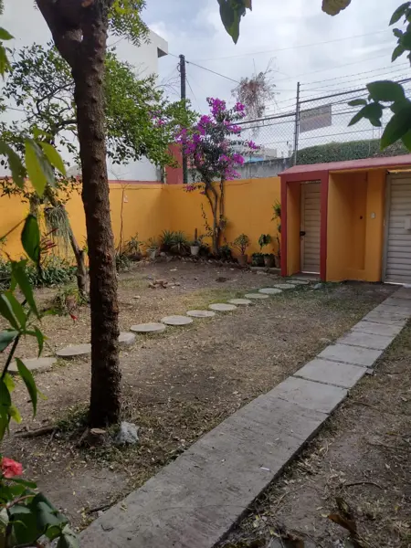 Casa a pie de calle en venta; 10 minutos de Galerías.