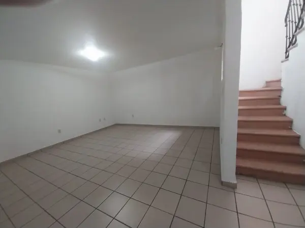 Casa sola con opción a local comercial en venta; Cuernavaca.