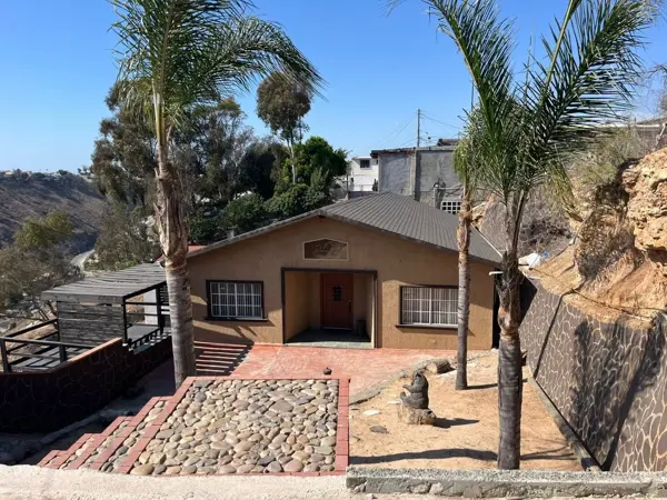CASA EN RENTA EN COL. LOS ALTOS , EL SOLER  TIJUANA, AMPLIO TERRENO 300 MT2, 200 MT2 HABITACIONAL, 2