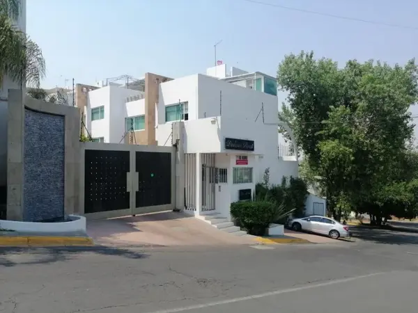 Hermosa casa amplia tres recámara, estudio , palma real Alamedas