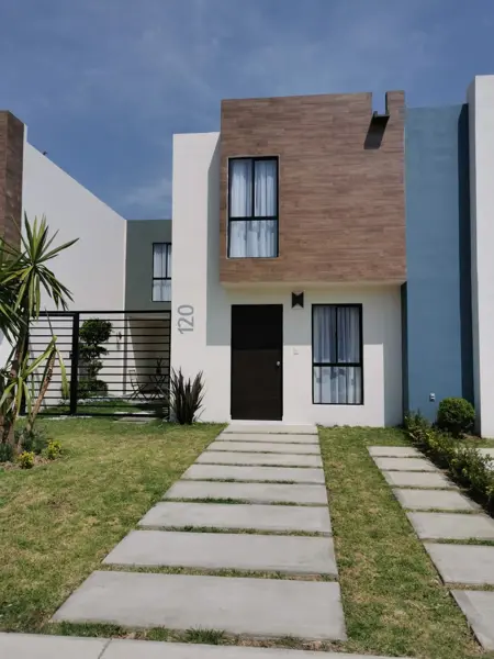 Casa sola de 3 recamaras en 2 niveles