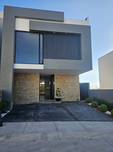 Casa en Venta en Pachuca: Amplia Residencia en Altara 164