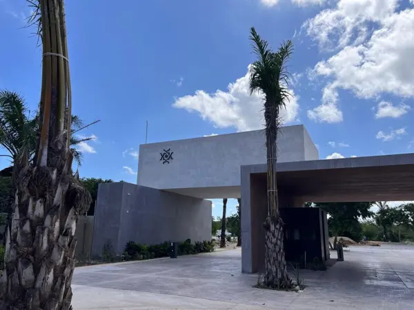 Terreno residencial en esquina en venta  con amenidades sobre  carretera merida-progreso