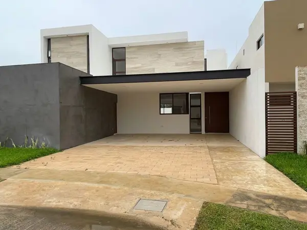 Venta casa de dos pisos en privada parque natura, merida