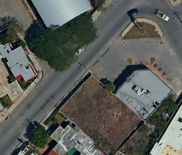 Terreno comercial en venta sobre calle principal en jardines de merida — foto 1 de 2