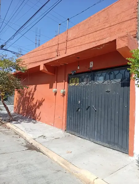 CASA EN VENTA CON USO DE SUELO MIXTO (HABITACIONAL Y COMERCIAL)