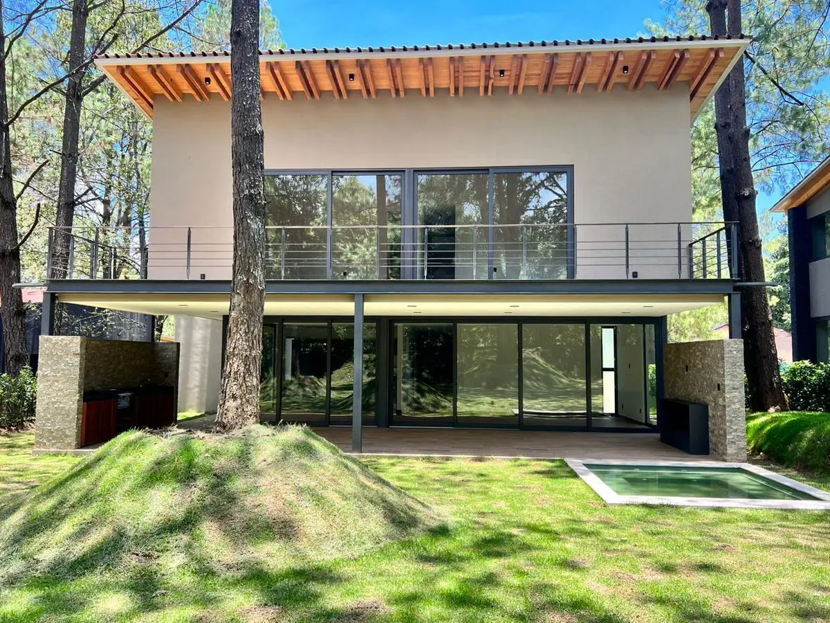 Casa en venta en Avandaro, Valle de Bravo — foto 1 de 20