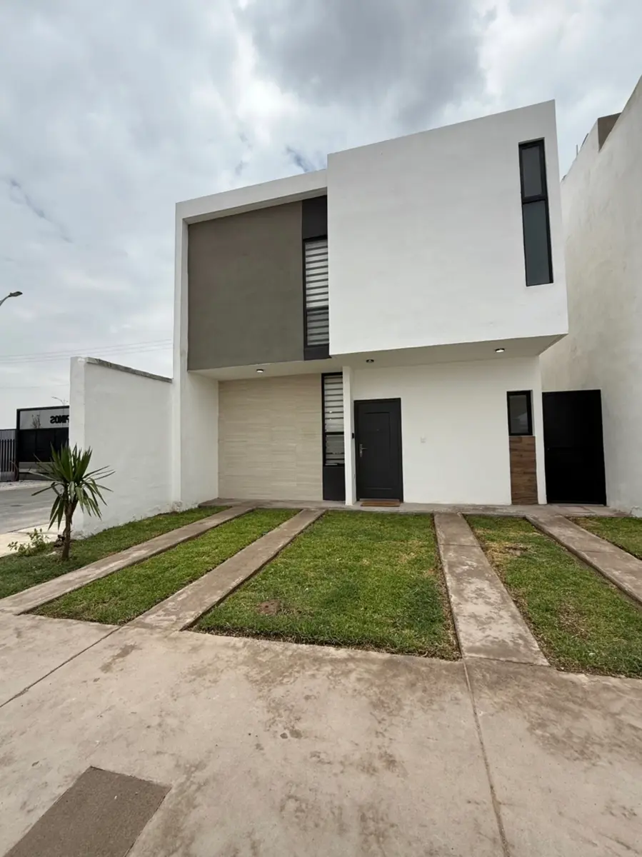 Vista 2 de Casa en Venta en Los Olivos, Gómez Palacio - Oportunidad en Zona Residencial