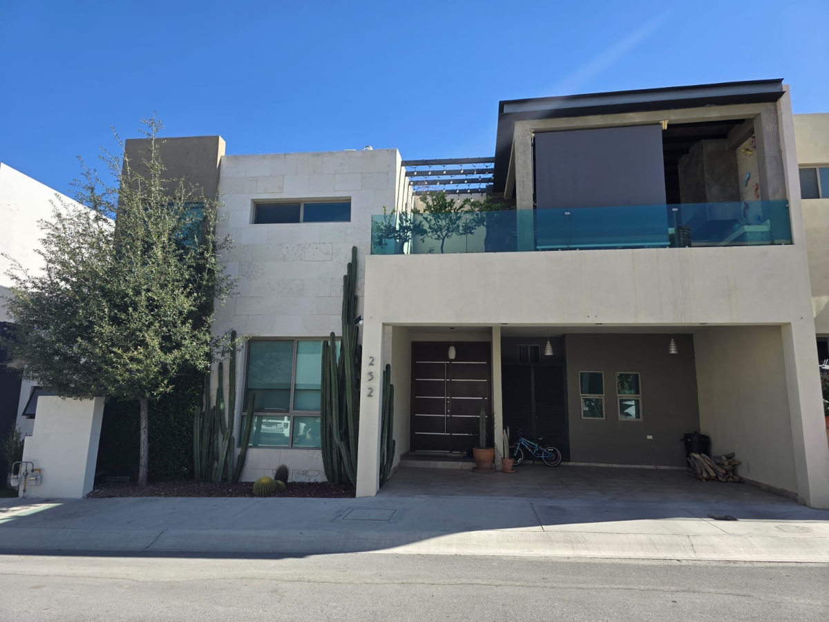 Casa en venta en Tierra Santa Residencial, Saltillo — foto 1 de 23