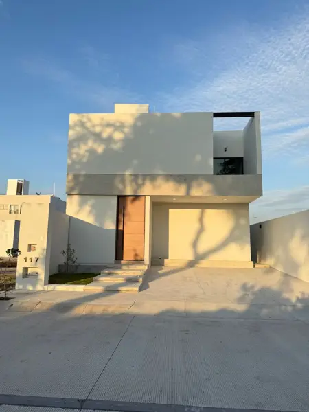Casa en Venta de 2 Niveles en Coto Privado