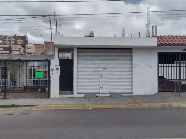 Casa con Local en Venta sobre Avenida Principal · Villas Sector Estación, Aguascalientes