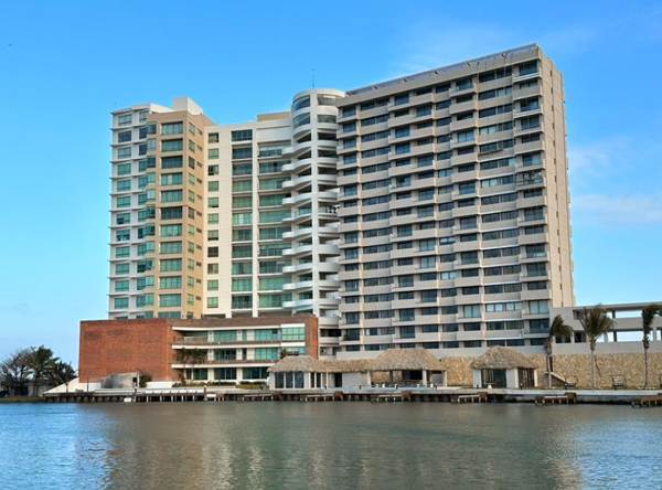 VENDO DEPARTAMENTO EN FRENTE AL RÍO DE EL ESTERO, CON VISTA A LA CIUDAD DE BOCA DEL RÍO Y VISTA AL R
