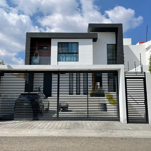 Casa de autor en calle privada con acceso controlado | Diseño, acabados premium y jardín amplio