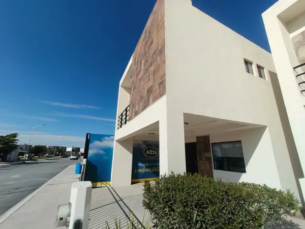 Casa en venta en Cda con Amenidades y excelente ubicación muy cerca del aeropuerto .