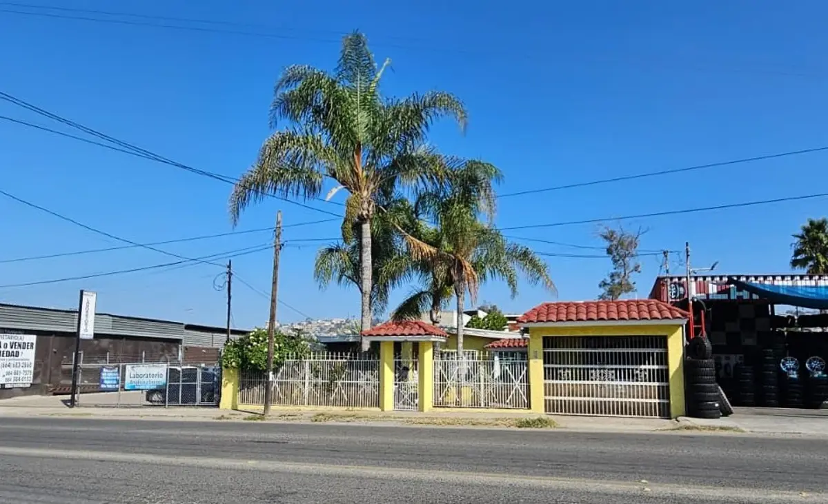 CASA GRANDE RENTA $1,700 DLLS EN COL. RUIZ CORTINEZ (BUENA VISTA, LA POSTAL TIJUANA) 4 RECS, 450 MT2 CASA GRANDE RENTA $1,700 DLLS EN COL. RUIZ CORTINEZ (BUENA VISTA, LA POSTAL TIJUANA) 4 RECS, 450 MT2