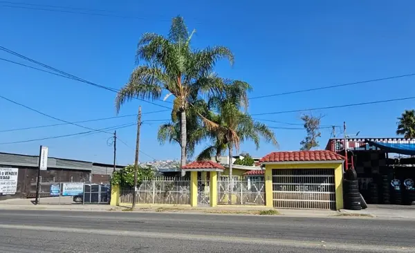 CASA GRANDE RENTA $1,700 DLLS EN COL. RUIZ CORTINEZ (BUENA VISTA, LA POSTAL TIJUANA) 4 RECS, 450 MT2