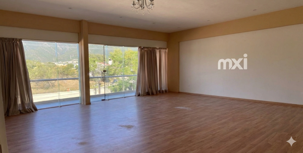 A un lado de Residencial & Club de Golf La Herradura