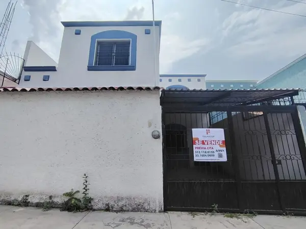 Casa en Venta en Jardines de la Estancia, Colima con Garage y Patio