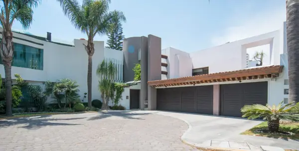 Espectacular Residencia en el exclusivo fraccionamiento Jardines de Zavaleta