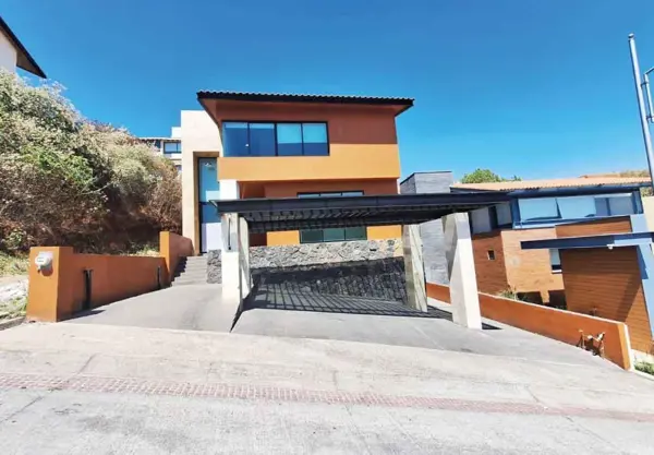 CASA EN VENTA/RENTA EN CLUB Y DENTRO DEL CAMPO DE GOLF ALTOZANO, MORELIA