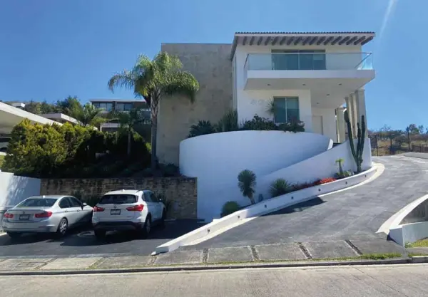 Casa Residencial en Venta en Club y Dentro del Campo de Golf Tres Marias Morelia
