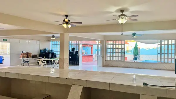Quinta con salón y alberca ACREDITADA , en venta DE OPORTUNIDAD