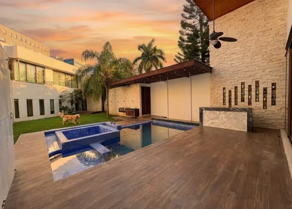 Lujosa Casa de Una Sola Planta en Privada Residencial