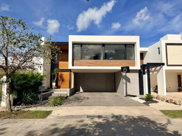 CASA EN VENTA EN PRIVADA EQUIPADA, PANELES SOLARES CHOLUL MERIDA