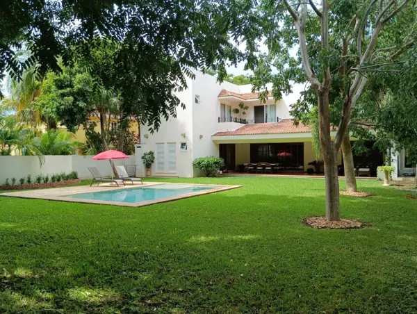 Casa en Vetna en Privada con Club de Golf, Frente al Parque