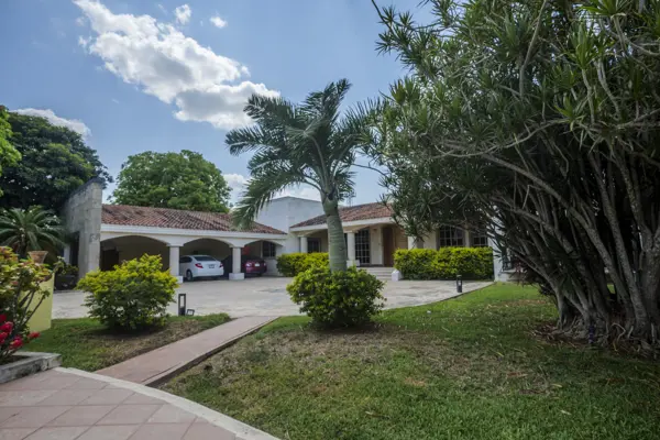 Casa en Venta con Amplio Terreno en Santa Rita Cholul, Merida