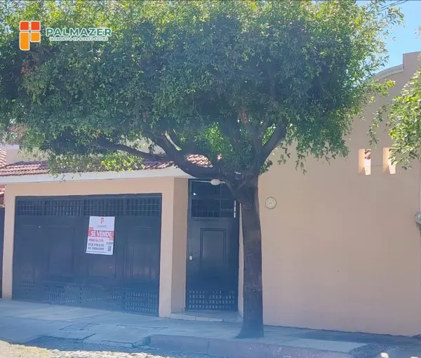 Casa independiente en venta en Lomas de Circunvalación, Colima - Amplia y funcional con jardín