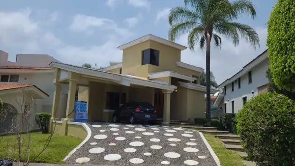 Residencia en Azaleas Residencial Bugambilias oportunidad