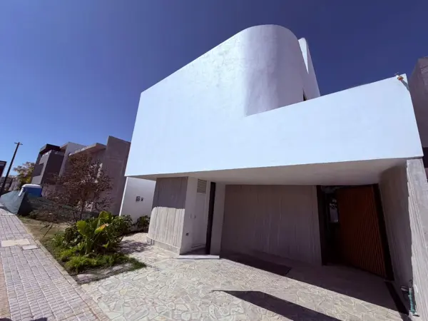 CASA EN VENTA CON ESTUDIO O CUARTA RECAMARA EN PLANTA BAJA EN LOMAS DE ANGELÓPOLIS III