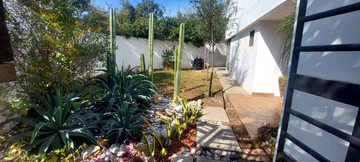 Casa en venta en Las Lomas, García — foto 1 de 17