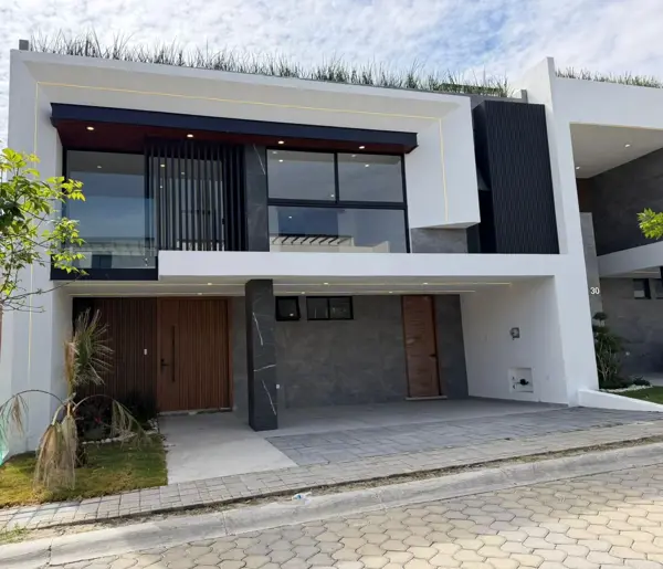 Casa en Venta de 4 Recamaras en Lomas de Angelopolis 2, Parque Viena
