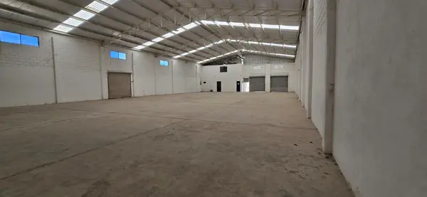 Bodega y patio en venta en Derramader