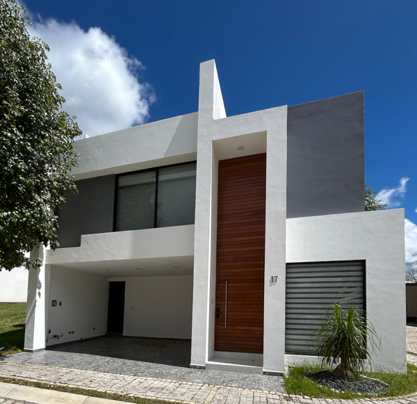 Casa en Esquina en Clúster con Alberca Lomas de Angelópolis