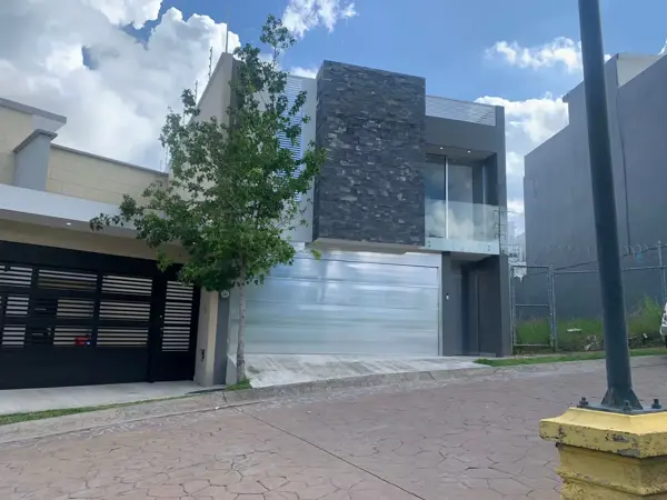 VENDO CASA EN CALLE CERRADA EN PRIVADA CERCA DE MONTE MAGNO