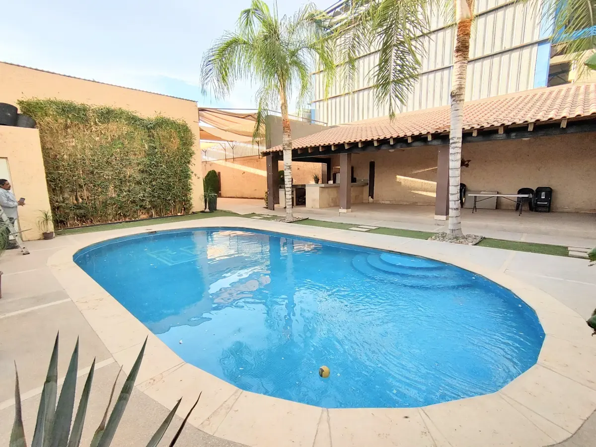 Quinta con alberca a solo una cuadra del periférico Quinta con alberca a solo una cuadra del periférico