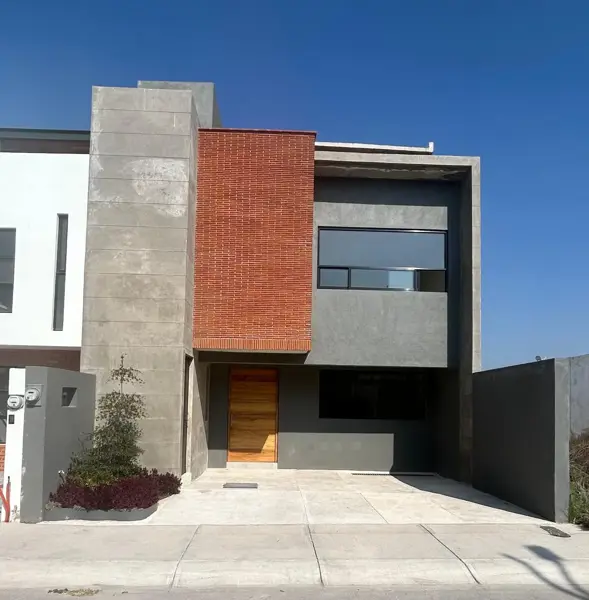 Casa en venta con recamara en planta baja en condominio con amenidades.